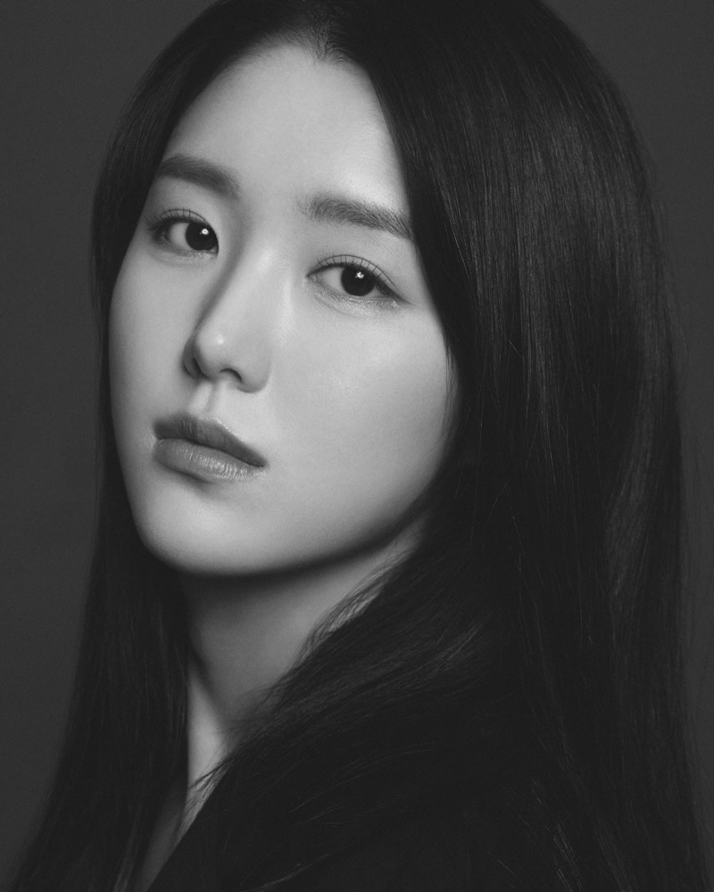 배우 백서이 흑백 클로즈업 컷