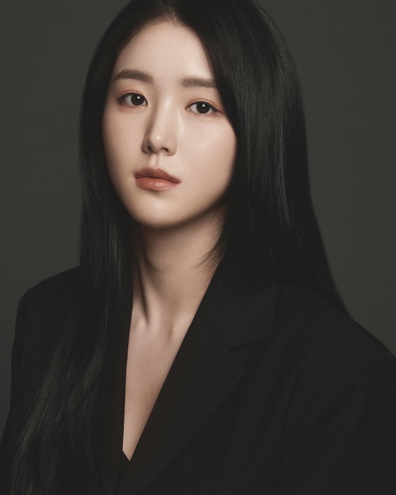 배우 백서이 흑백 정장 컷