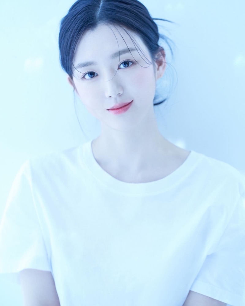 배우 백서이 화이트톤 클로즈업 컷