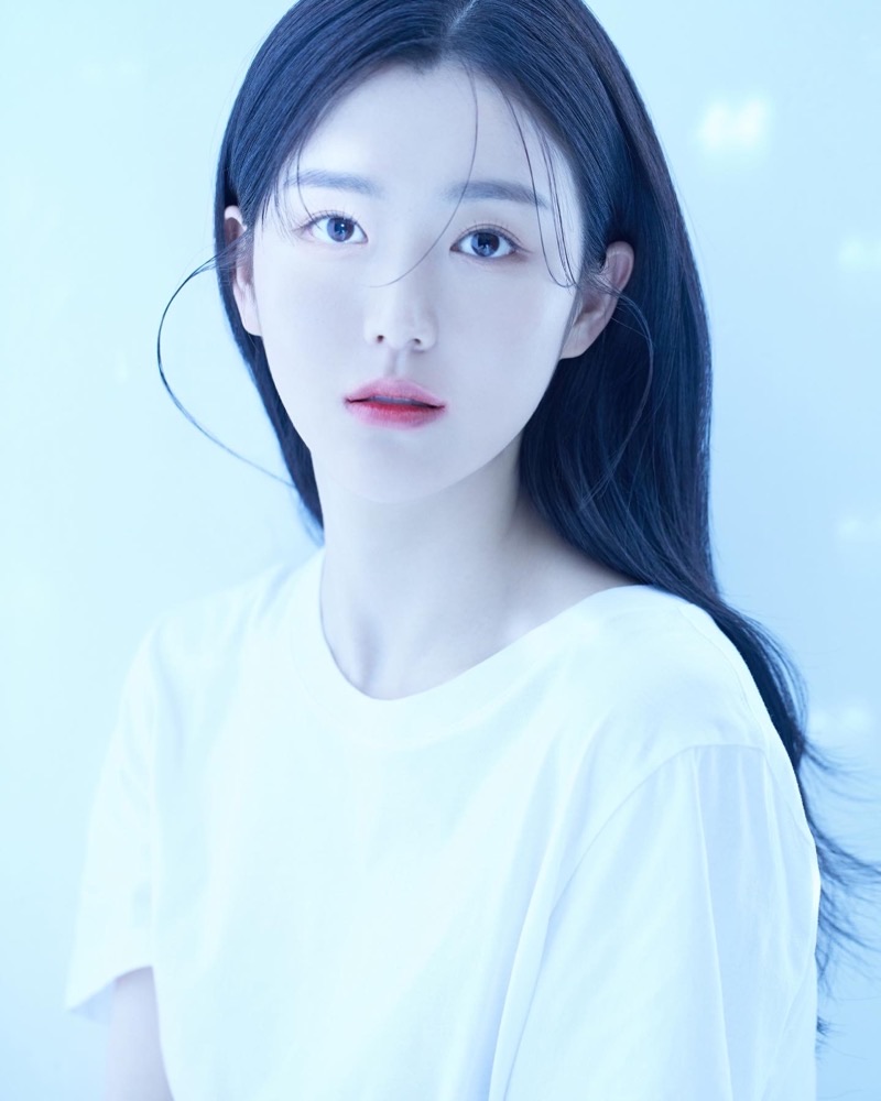 배우 백서이 화이트톤 프로필 컷
