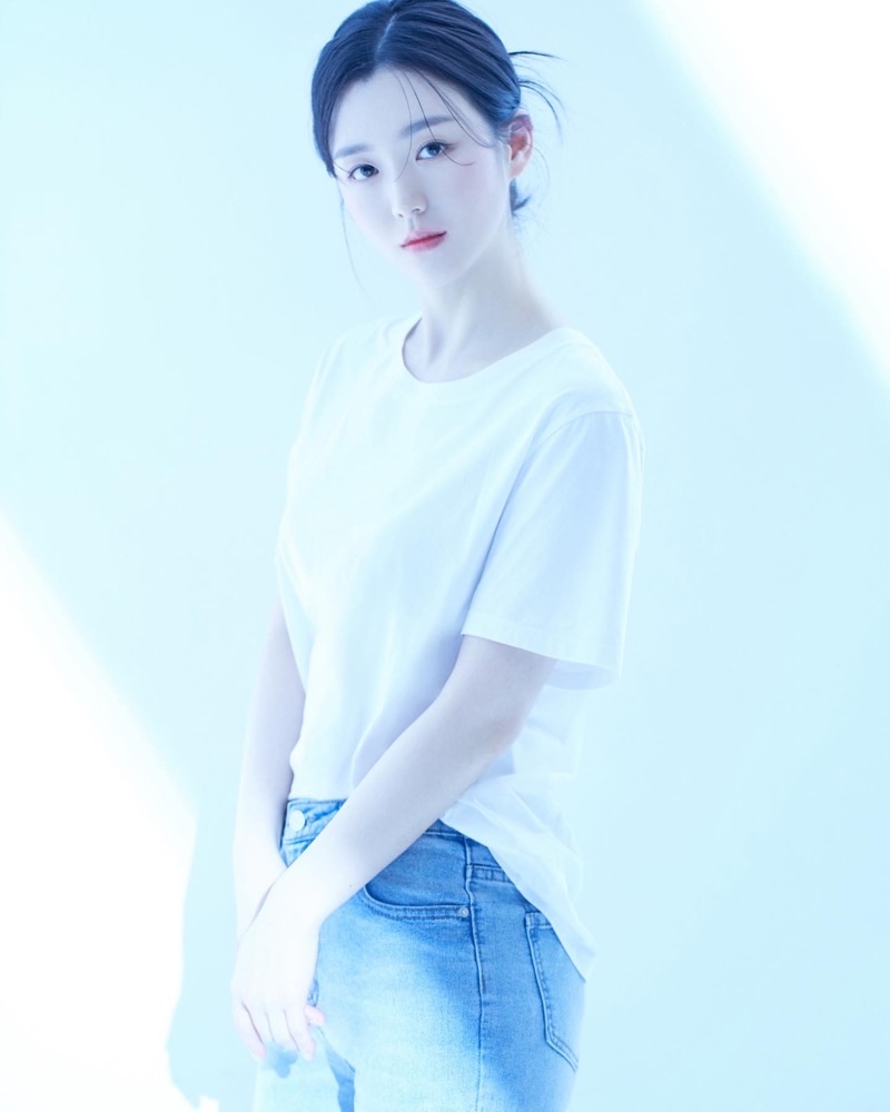 배우 백서이 화이트톤 전신 컷